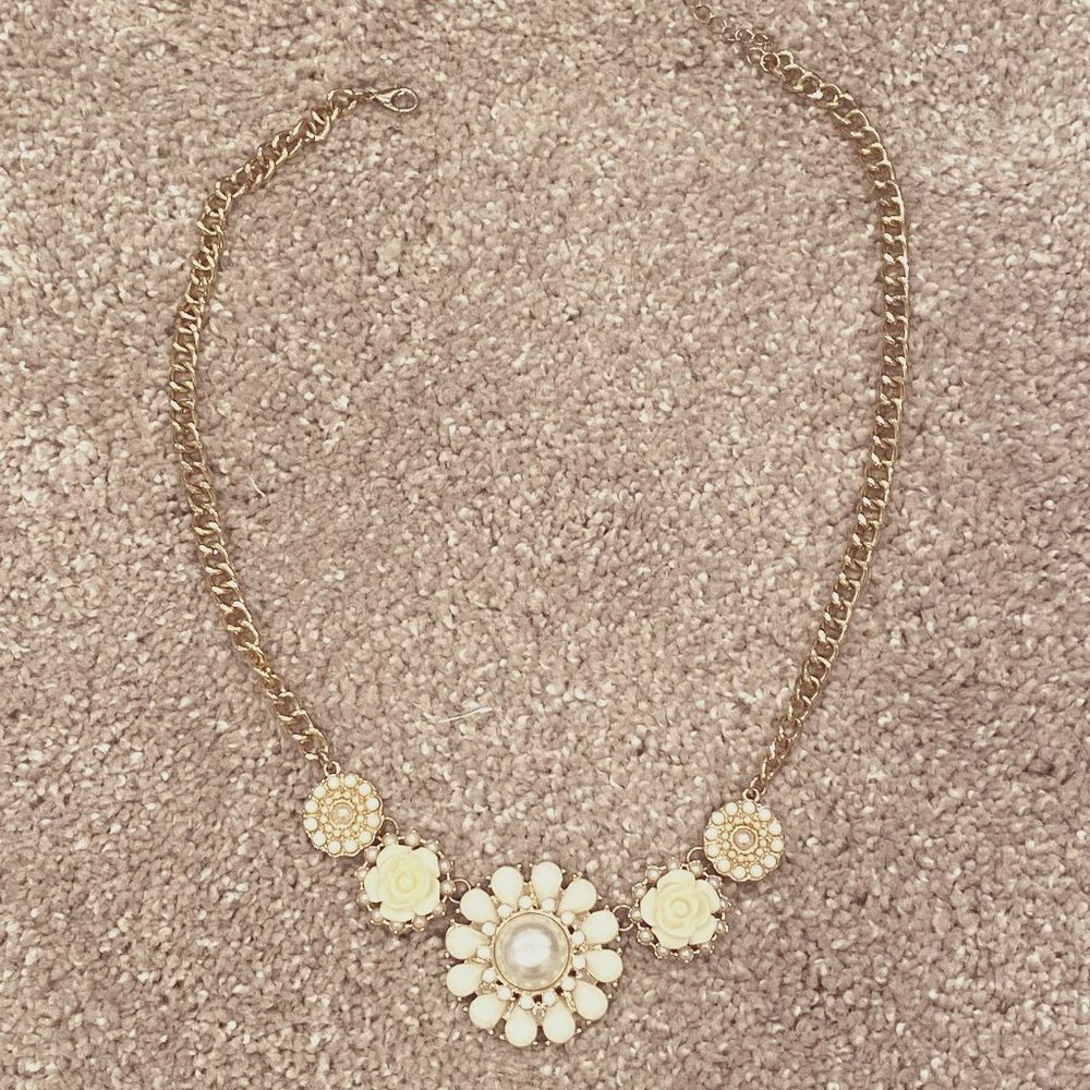 Chunky Necklace - Cream flowers